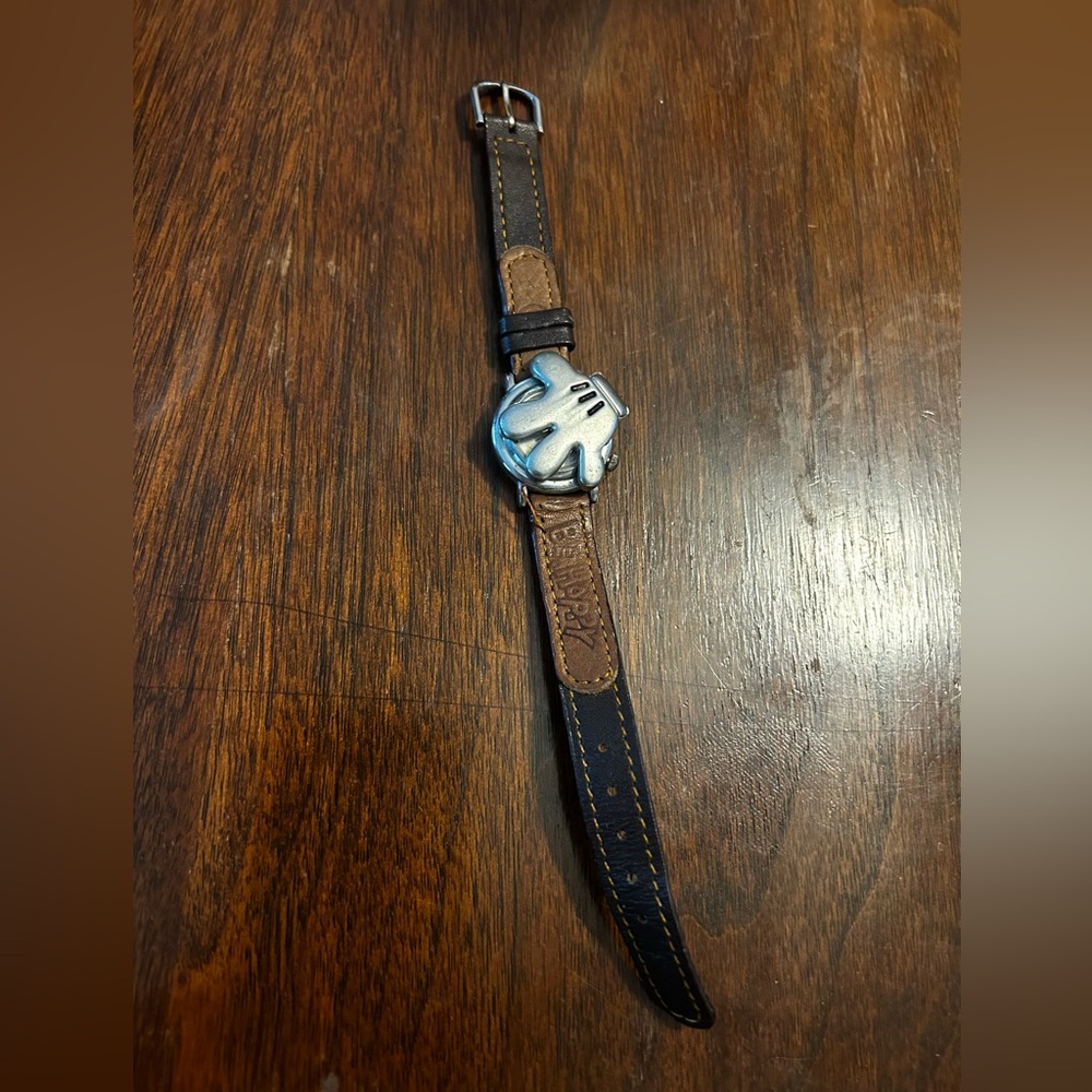 📚 Vintage Mickey Mouse hand watch